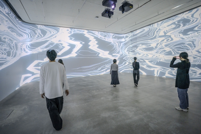 3面プロジェクター投影されるスタジオも!1