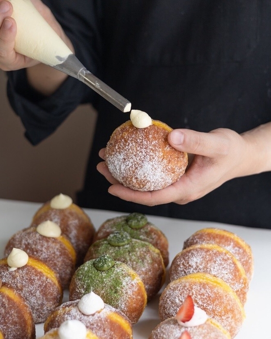 お店で一つ一つ丁寧にクリームを詰めています