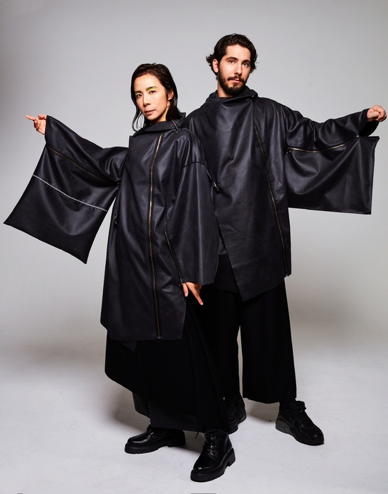 ミハイルギニスアオヤマDFAaward2025受賞キモノコートストール［登録意匠］