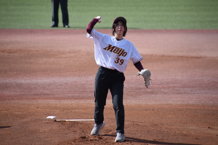 始球式に臨む吉本マネジャー