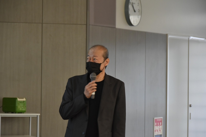 講師の原田氏を紹介する経営学部の澤田教授