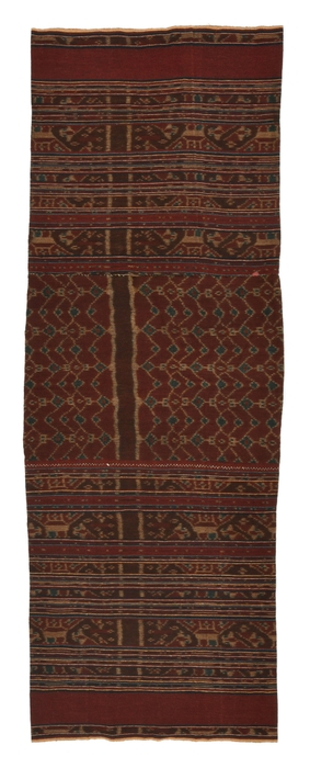 Photo.02 腰衣(婚資) レンバタ島ラマレラ村 1,975×690mm　木綿／絣／藍・茜　1970年頃 ＊船、マンタの文様が入っている