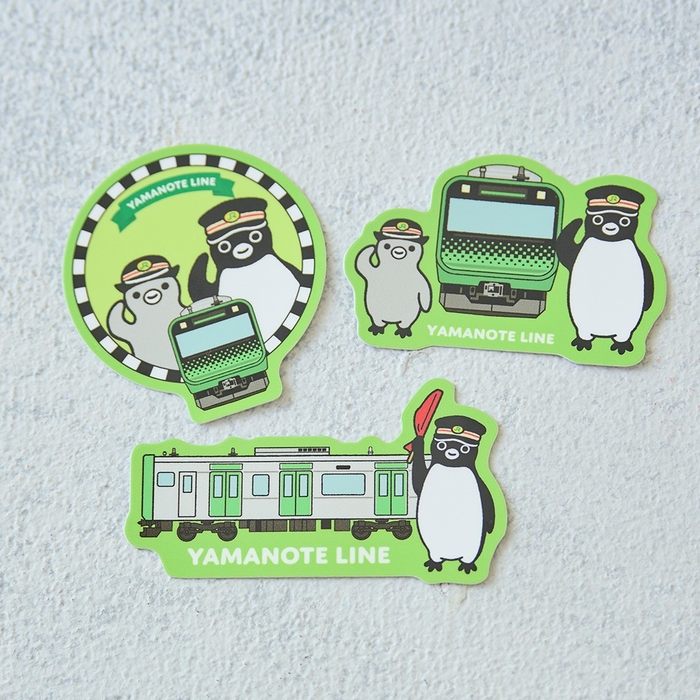 「Suicaのペンギン ステッカー3種」 各490円 台紙：横64×縦104mm ウォータープルーフタイプ。スマホやPCに貼って、自分らしいカスタマイズを