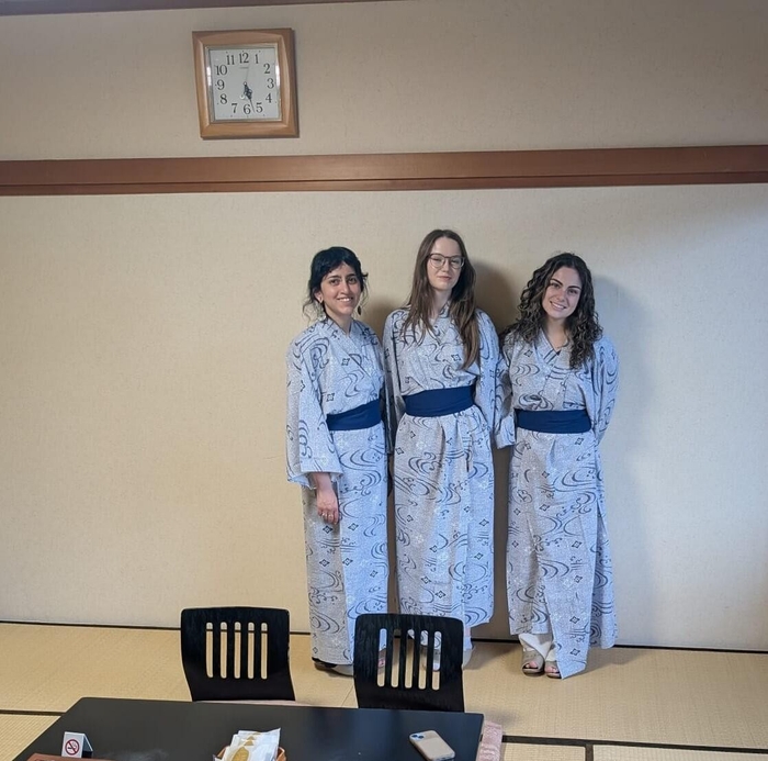 浴衣姿のカナダの学生たち