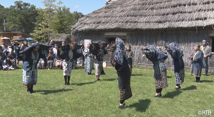 「pararu 大きな道 ~アイヌの心 世界へ~」練習に励む「pararu」メンバー(C)HTB