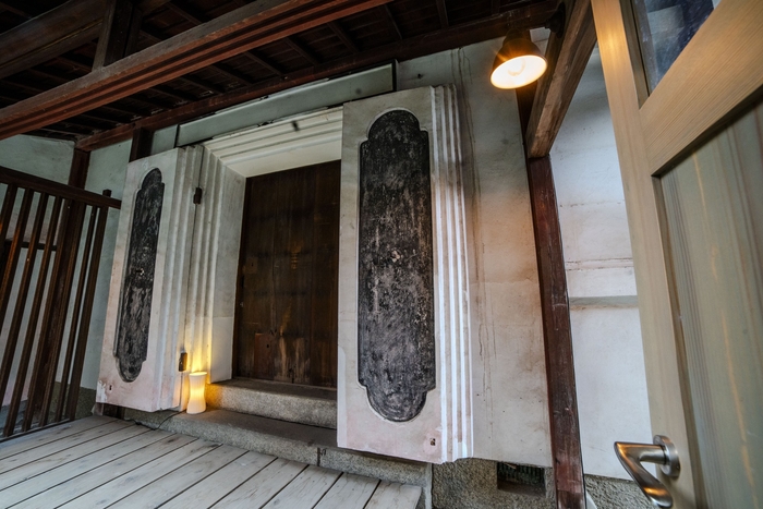 客室は、100年以上に渡り大切なものを守ってきた「土蔵」を改装。重厚かつ静かな空間で、極上の睡眠体験を