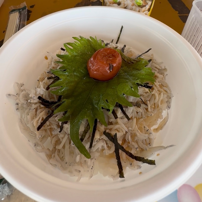 海の家では近くの漁港でとれた海鮮を使ったメニューも提供されています