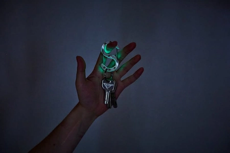 愛知×埼玉の町工場が手を組んだ！ 光り纏うカラビナ「Dura-glow」誕生　 蓄光樹脂とジュラルミンが融合したS字型カラビナ