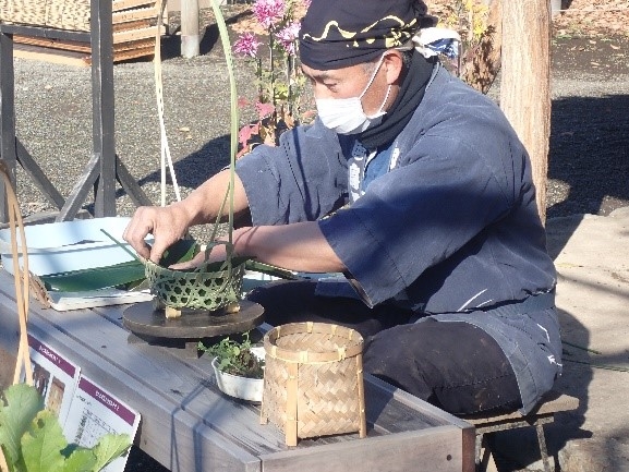 春の七草籠制作の様子(R4年度)