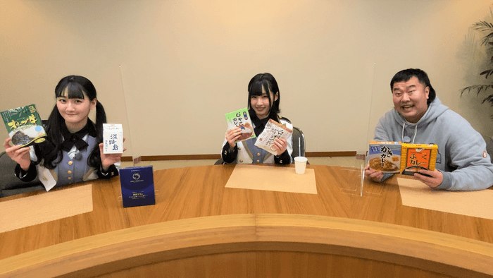 左から:STU48信濃宙花・沖侑果、とにかく明るい安村