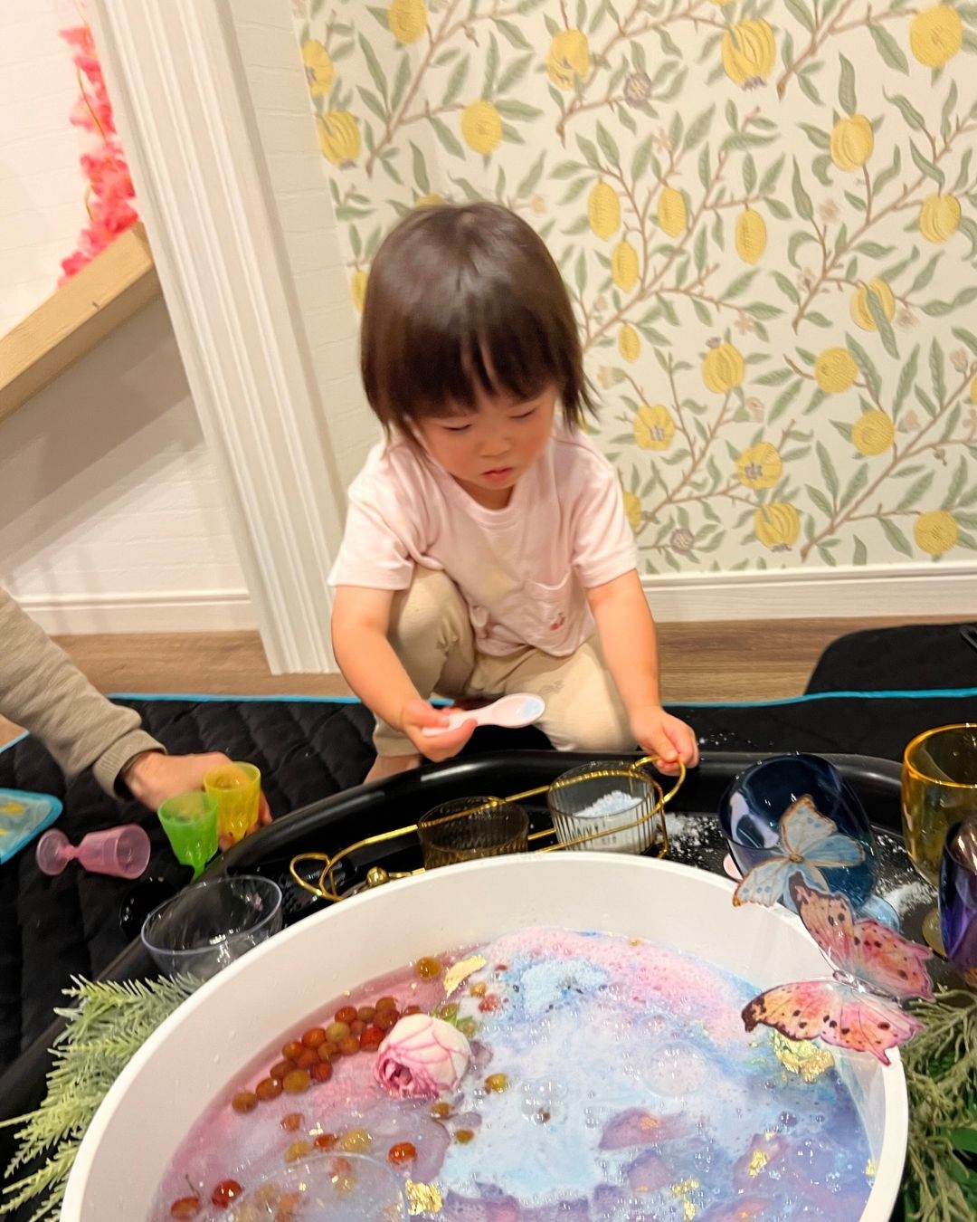 ベアトリーセンサリープレイ_2歳児クラス_楽しい水遊び