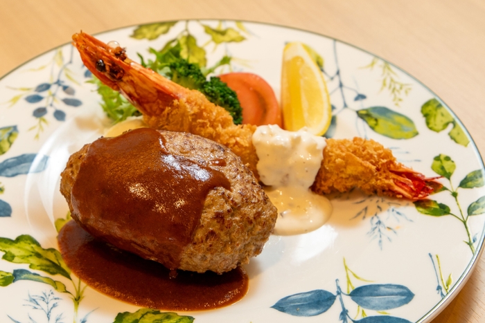 ▲『淡路牛至高ハンバーグ&エビフライプレート』
