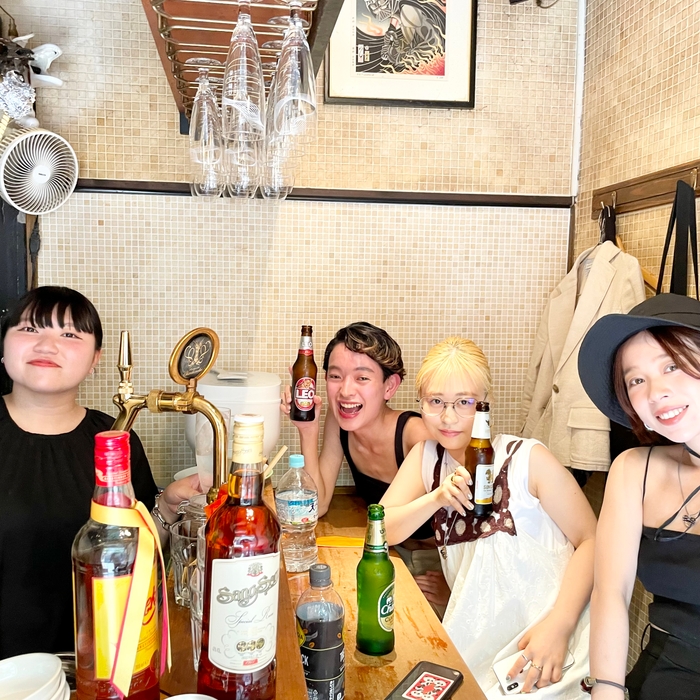 店主のマイさん(左)