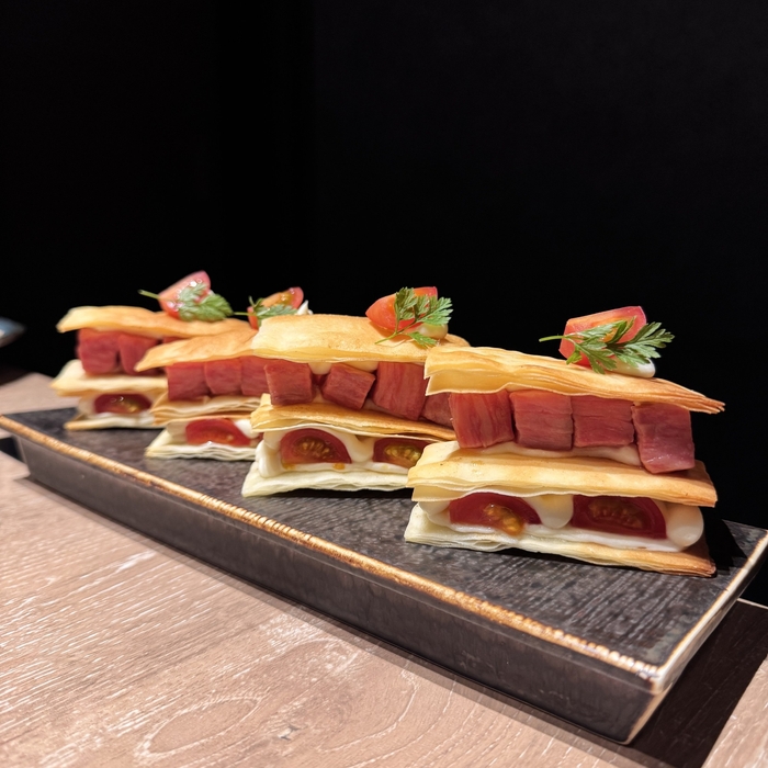 バター香るパイ生地を3層に重ねました。柔らかいお肉とサクサクパイのコントラストをお楽しみください。