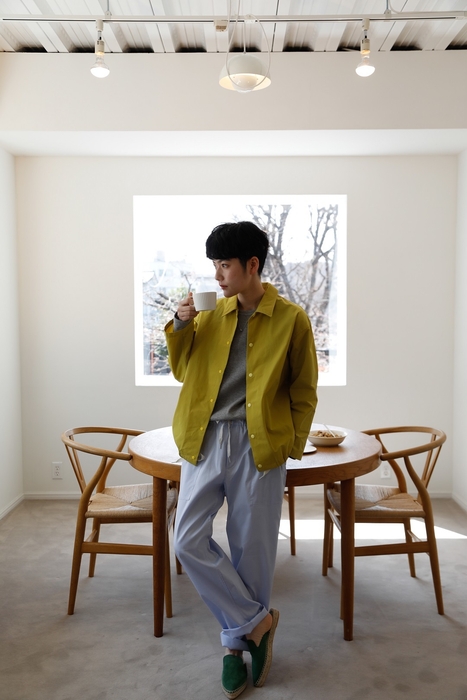 撥水生地を使用したコーチシャツ¥25,300、スウェットシャツ¥25,300、パンツ¥23,100(全て税込)