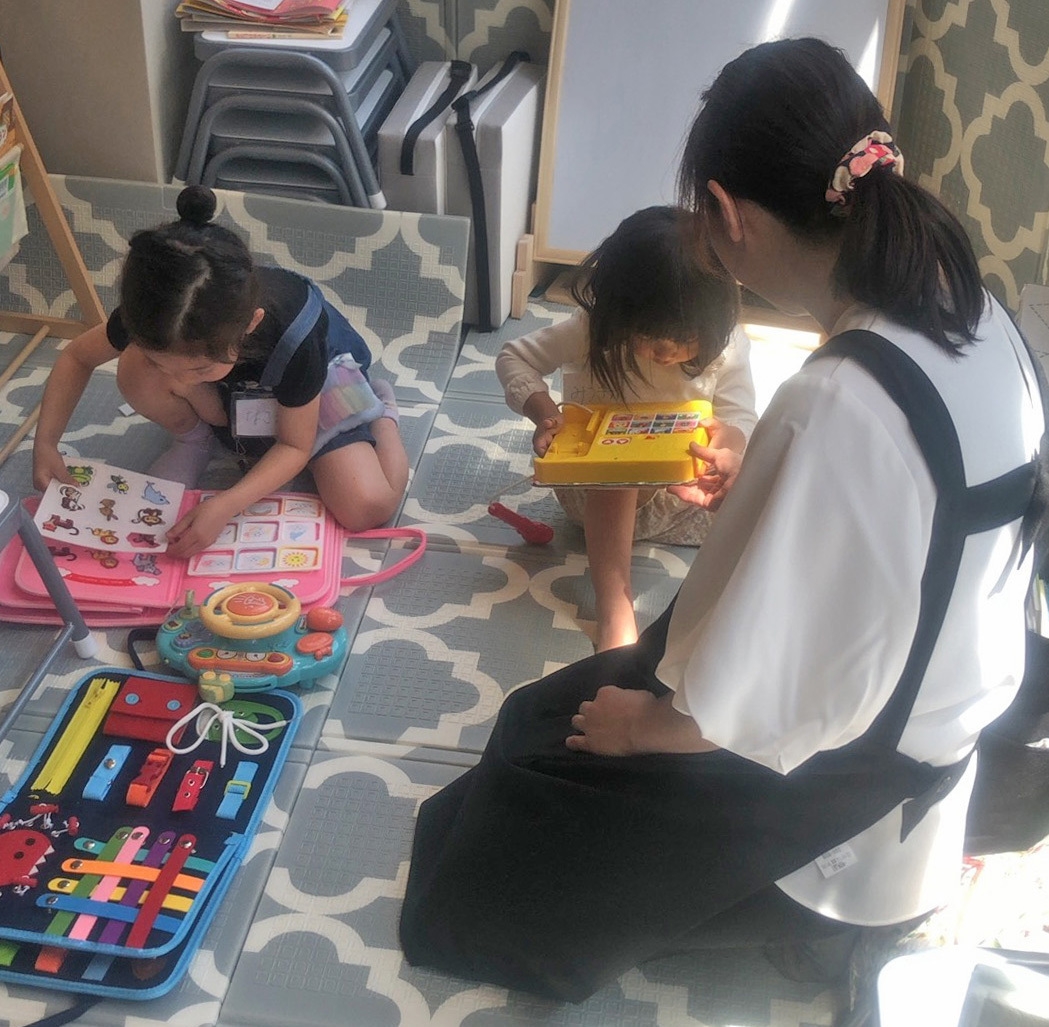 キッズスペースで遊ぶ子どもと見守りスタッフ