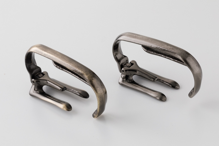 左:真鍮古美 右:黒サテーナ