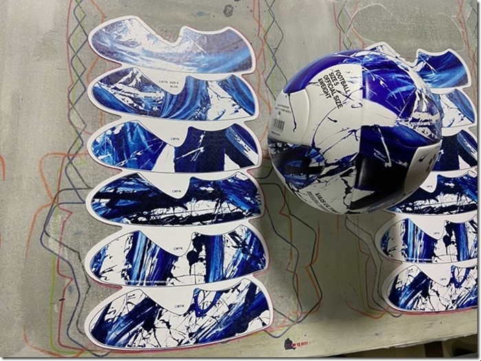 <フェアトレードサッカーボール製造過程の写真>