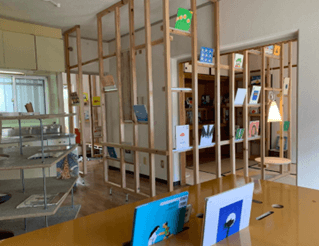 「一つ山荘絵本サロン105」の内部の様子