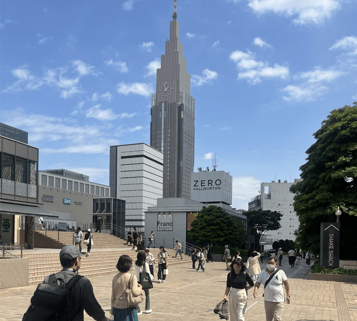 マルシェ開催場所はJR新宿駅南口からすぐ