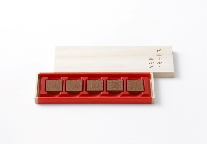 ミルクチョコレート(桐箱入り) 3,024円(10枚入り) 日本の伝統模様が入ったシンプルな四角形のチョコレート