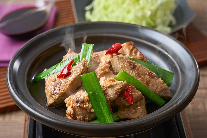 気仙沼ホルモン陶板焼き。お席で焼き上げて熱々をお楽しみください。(幸雲閣提供メニュー)