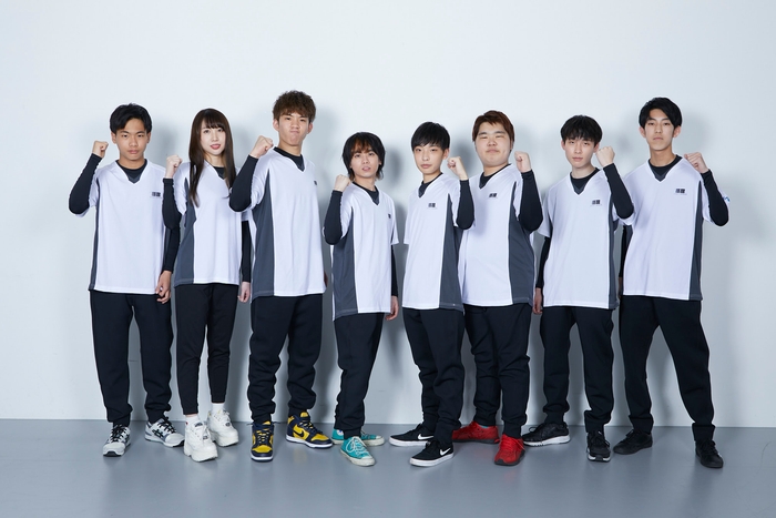 (左から)Ray、A V E Ł、りもこん、mmtarö、TABI、Shiroron、Kers、Tatsu