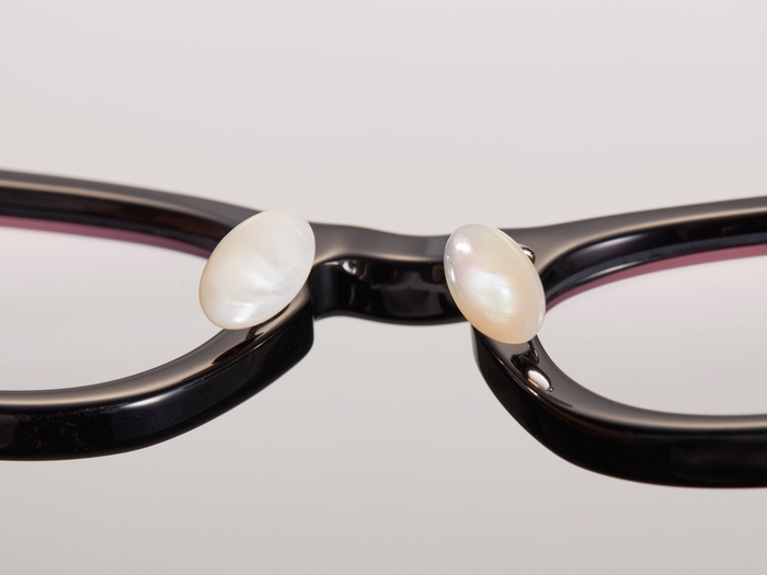 厚みのある重厚な佇まいのフレームと 美しいシェル（貝殻）パットを採用。