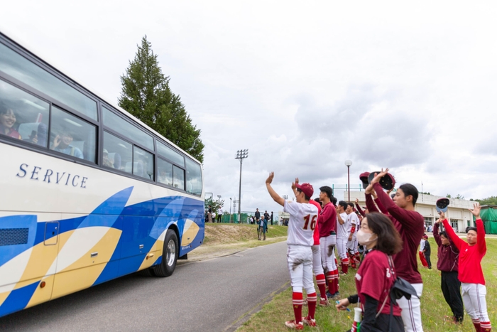 応援学生を乗せたシャトルバスを感謝で見送る硬式野球部員(ナゴヤドーム前写真部Freude提供写真)