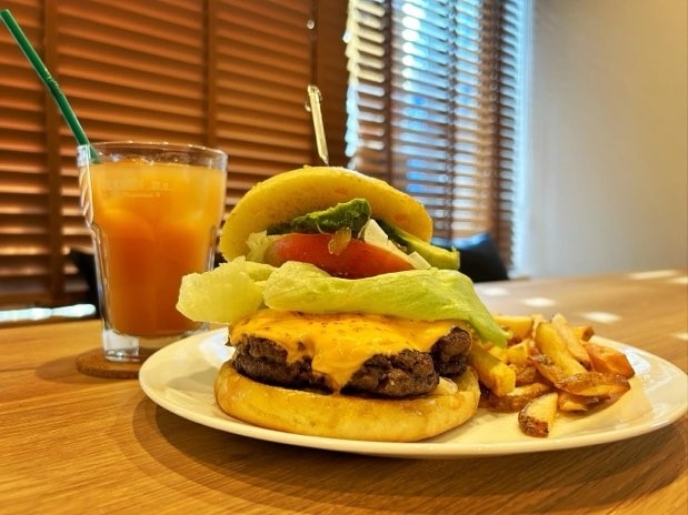 アボカドチーズバーガー