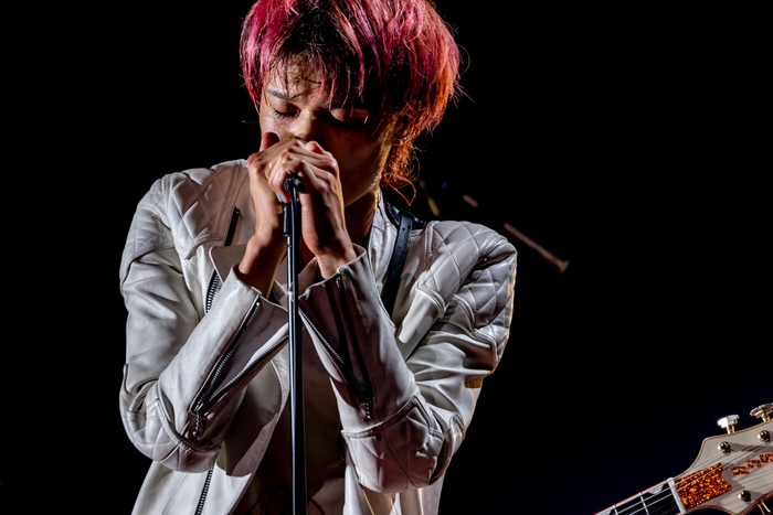 佐々木亮介(Vocal & Guitar)