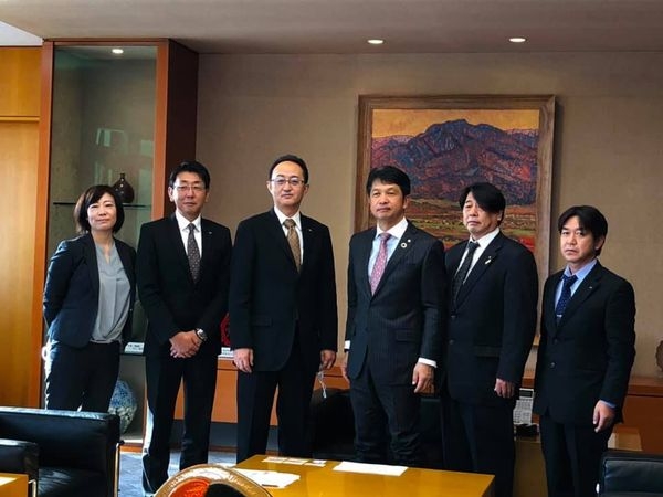 大井川県知事(写真右3)へ登録についての報告をする山中理事長(写真左3)