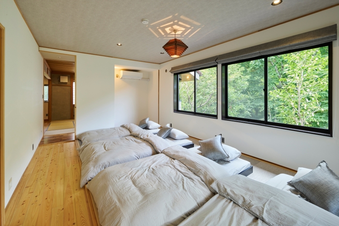 緑を望む安らぎの寝室