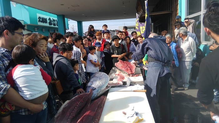 豪快な「マグロ解体ショー」