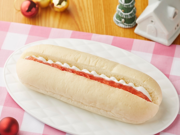 いちごとミルクホイップのロールパン(ショートケーキケーキ風味) イメージ画像