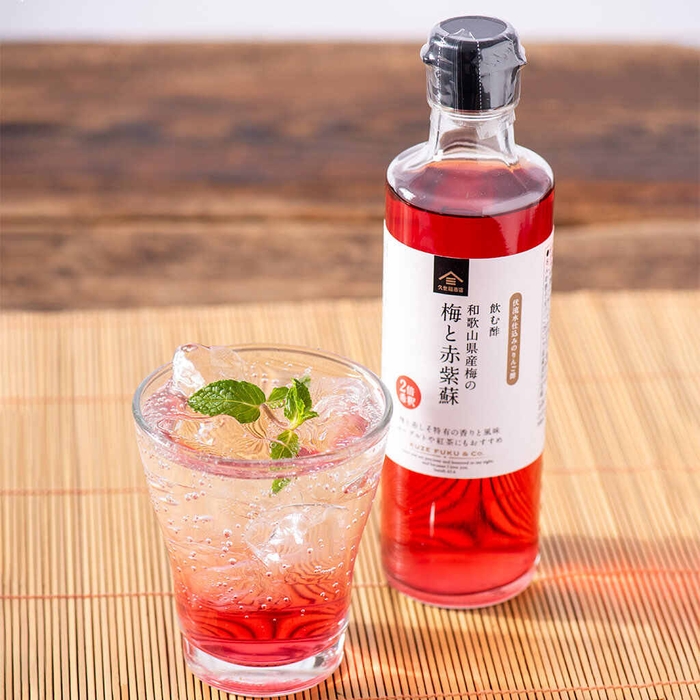 涼やかな赤色が目印「飲む酢 梅と赤紫蘇」