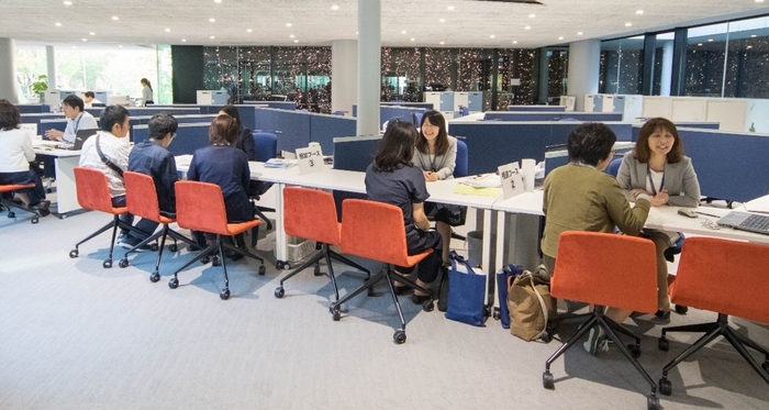 令和元年度（2019年度）の近大フェアでの就職相談の様子