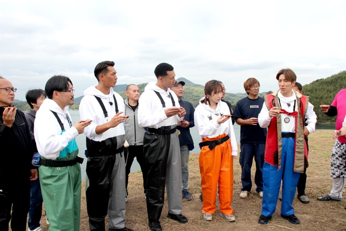 村上海賊の伝統にならって杯を交わす