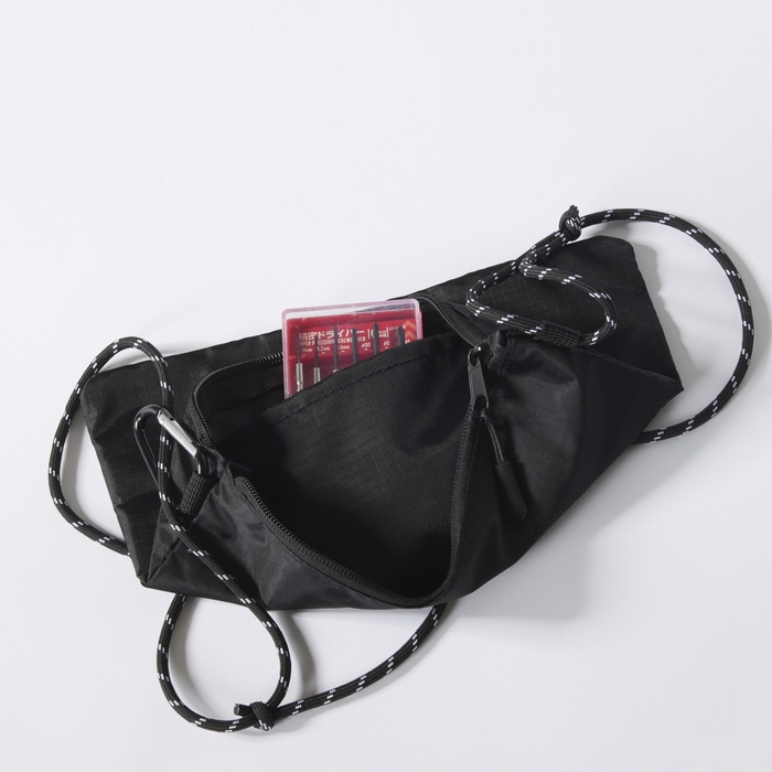 キャップやトートバッグ、サコッシュ等小物アイテムも展開