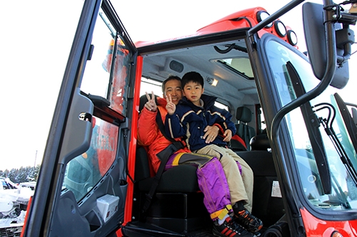 親子で圧雪車に乗車できる貴重な体験