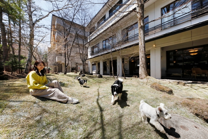 クッション性が高い天然芝を使用した＜中庭ドッグラン＞