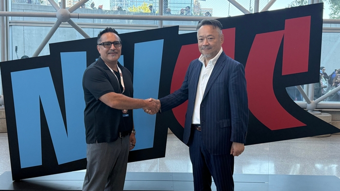 (左から)BoxLunch 上級副社長 Rick Vargas, MAG.NET 専務取締役 横沢 隆