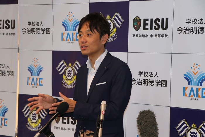 報道関係者の囲み取材に、「まずは、探究学習を合同でするような高校生同士、教員同士の交流に取り組みたい」と話す加計理事長