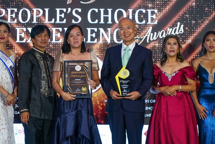 真ん中(左)QQEnglish General Manager Ms.Noreen、真ん中(右)QQEnglish代表取締役藤岡頼光