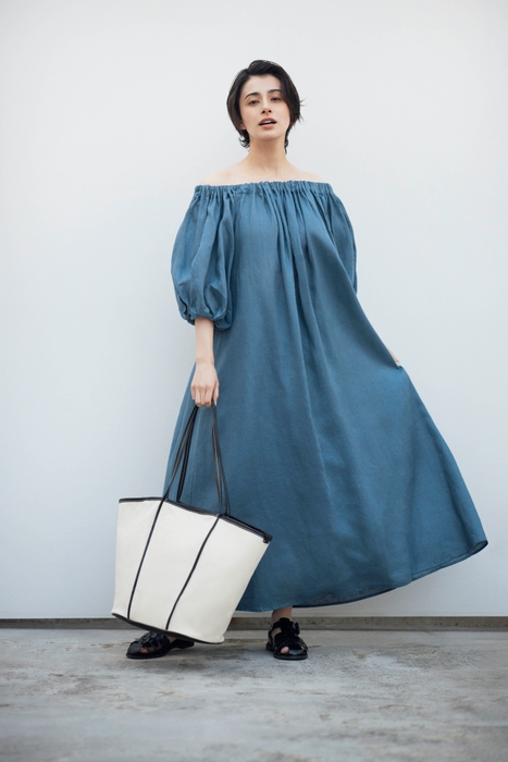 ワンピース ¥14,300 ※共布ベルト付き バッグ ¥6,589 サンダル ¥7,689(税込)