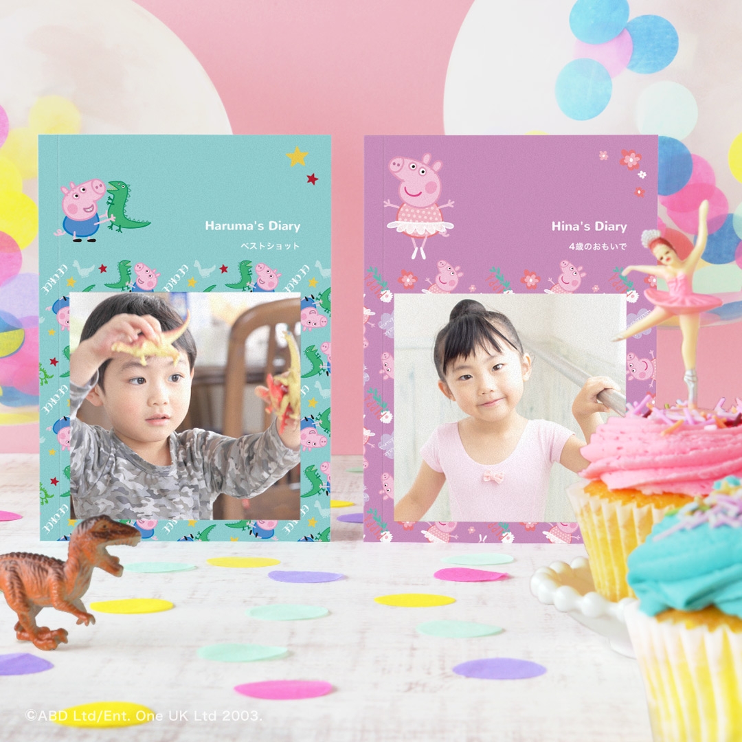 イギリス発の大人気アニメ『ペッパピッグ』のコラボフォトブック第二弾! こぶたの姉弟ペッパとジョージが色柄違いで表紙に登場