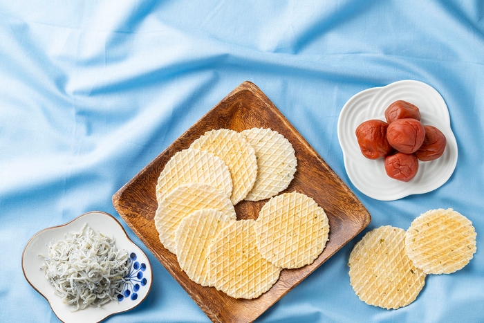 静岡しらすの梅せんべい(15枚) 843円