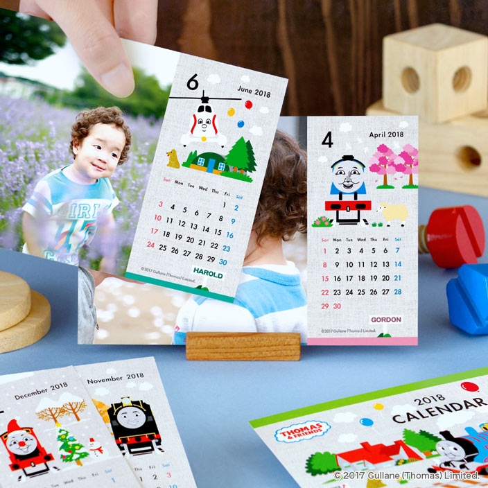 楽しく学べるアイデアがいっぱい!家族写真で作る『きかんしゃトーマス』卓上カレンダー2018登場