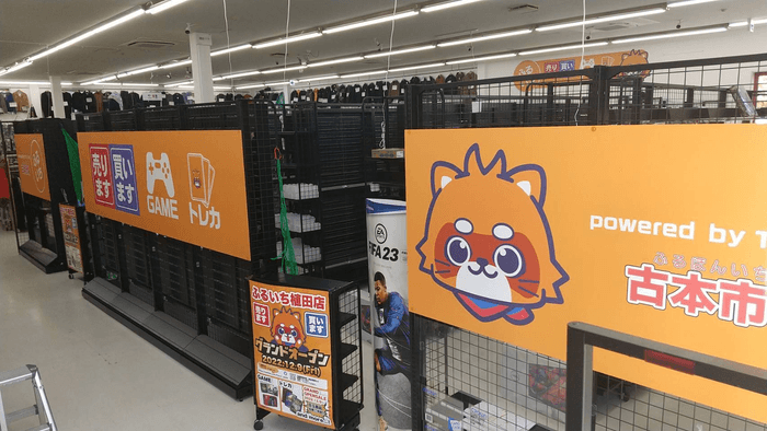 オープンに向けて棚設置中(2)