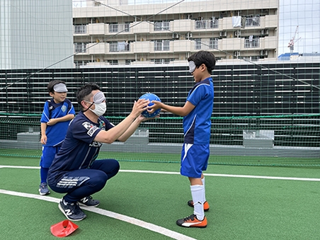 過去のブラインド体験会の様子(アビスパコート)